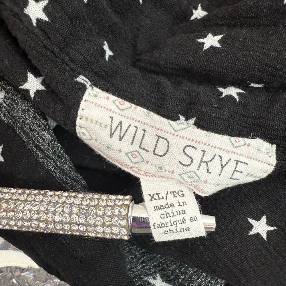 Wild skye T-shirt, stars, black white Black Star Pattern Button Down Shirt - Picture 11 of 14